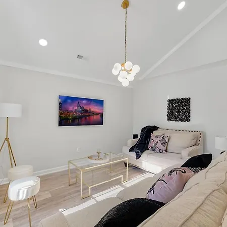 Renovated Bungalow In Dt Raleigh W Firepit & King Bed